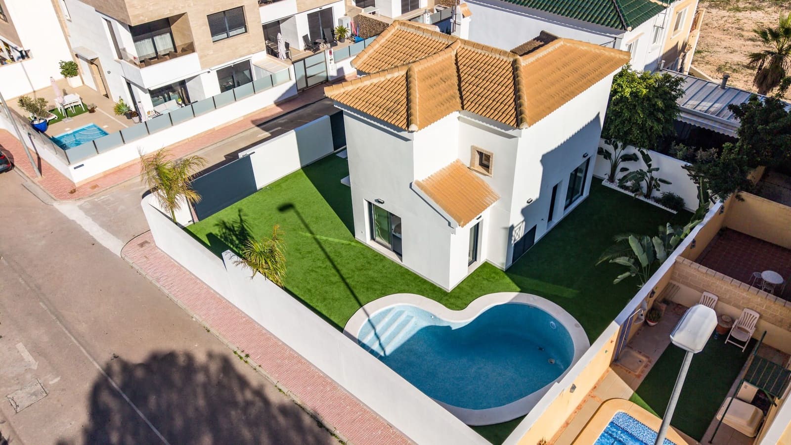 Chalet de 3 habitaciones en Orihuela Costa en venta con piscina garaje - 590.000 € (Ref: 9996592)