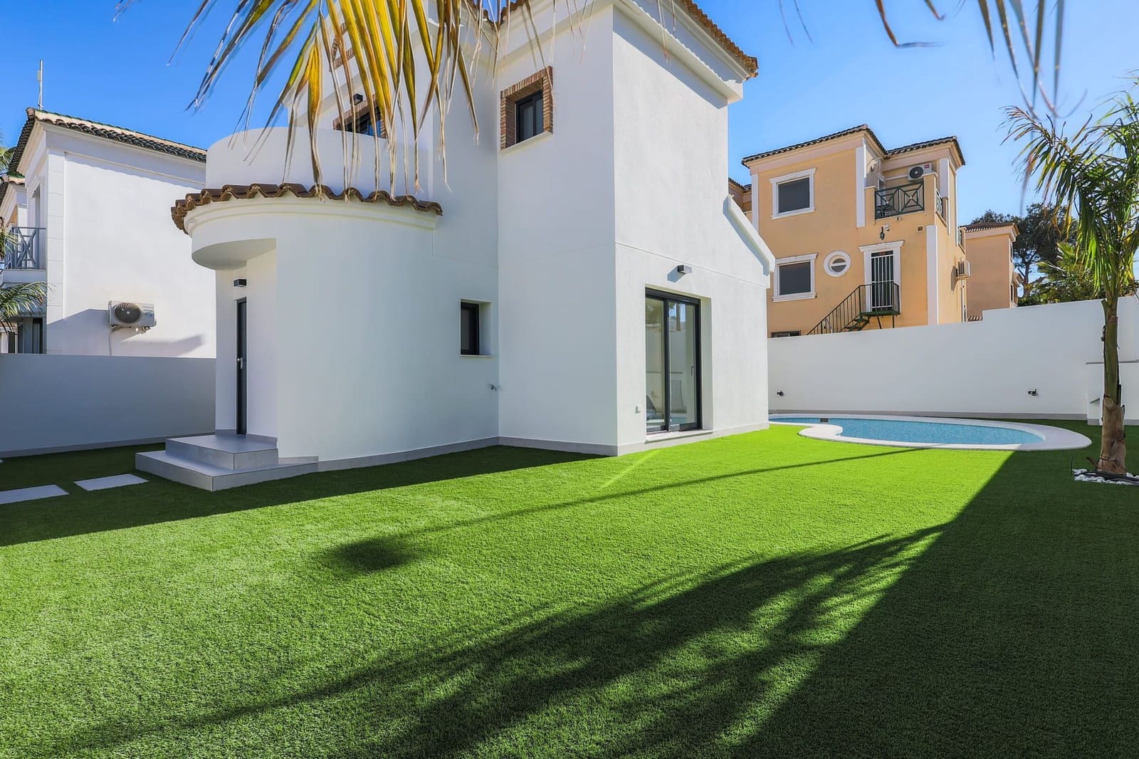 Chalet de 3 habitaciones en Orihuela Costa en venta con piscina garaje - 590.000 € (Ref: 9996592)