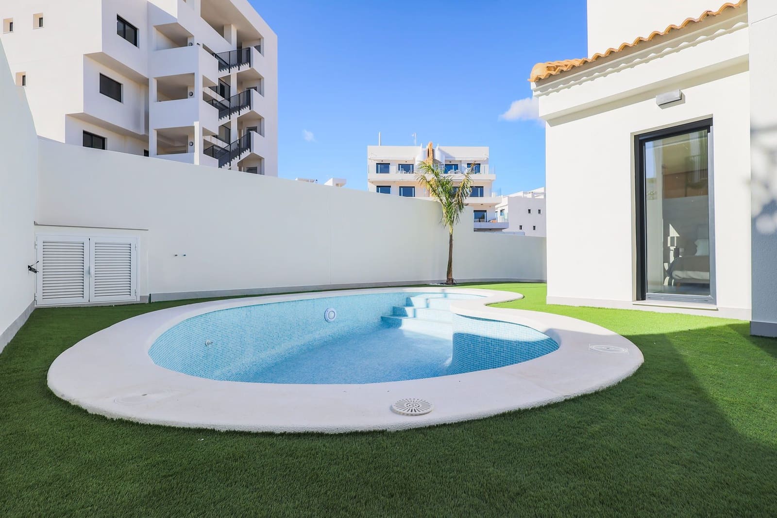 Chalet de 3 habitaciones en Orihuela Costa en venta con piscina garaje - 590.000 € (Ref: 9996592)