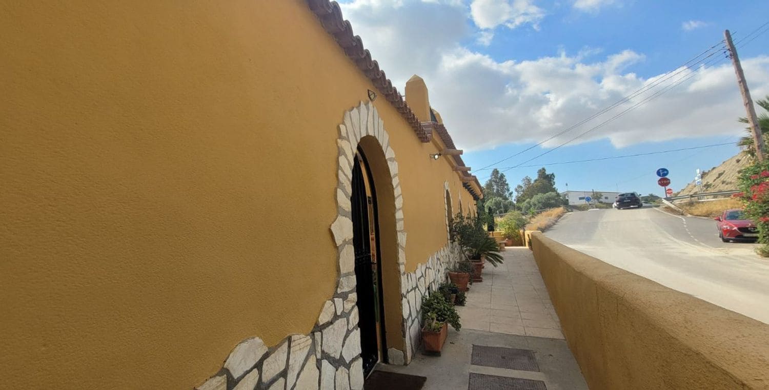 3 bedroom Villa for sale in Cuevas del Almanzora with garage - € 199,950 (Ref: 9405912)