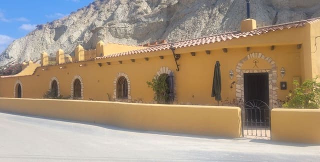 3 bedroom Villa for sale in Cuevas del Almanzora with garage - € 199,950 (Ref: 9405912)