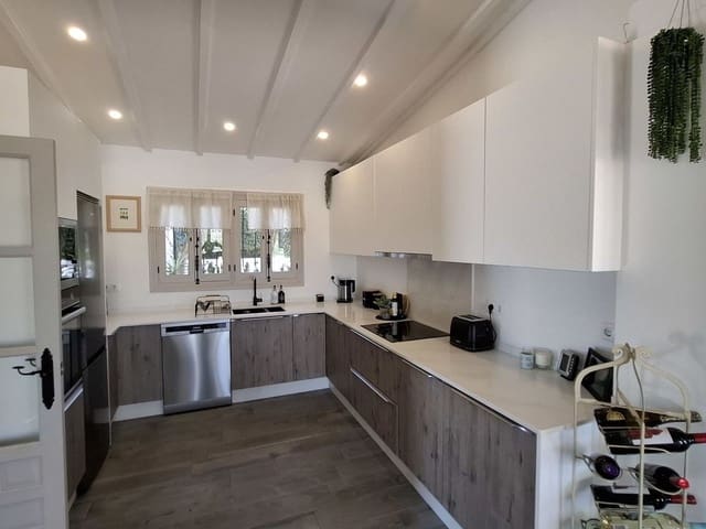 6 soveværelse Villa til salg i Almería by med swimmingpool garage - € 575.000 (Ref: 9441967)