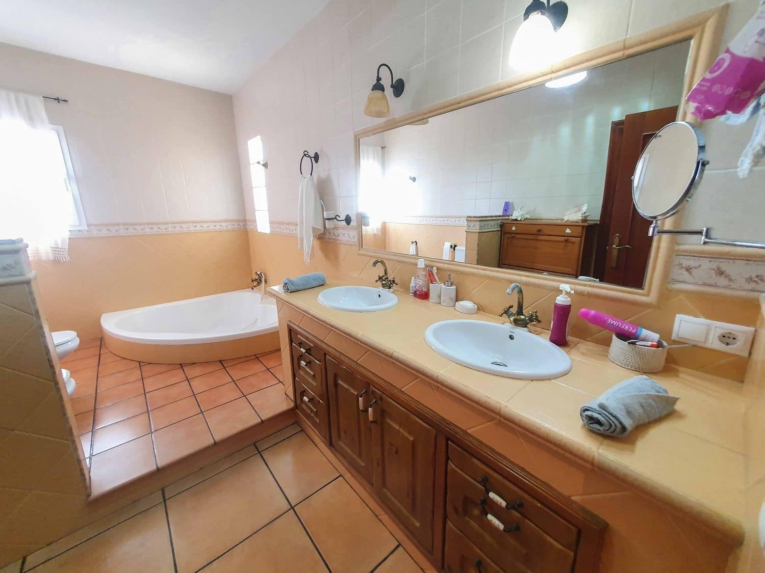 4 bedroom Villa for sale in Cuevas del Almanzora with garage - € 294,900 (Ref: 9523466)