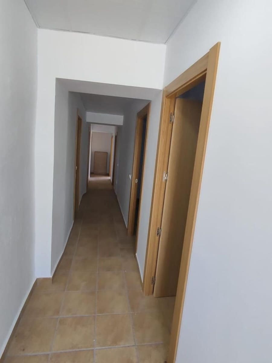 7 bedroom Villa for sale in Almeria city with garage - € 105,000 (Ref: 9563780)