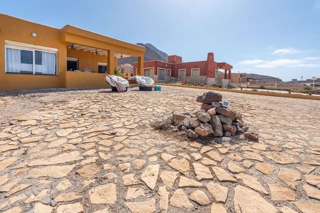 4 soveværelse Villa til salg i Almería by med garage - € 750.000 (Ref: 9590389)