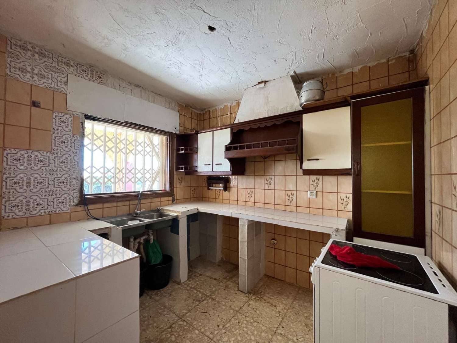 5 bedroom Villa for sale in Cuevas del Almanzora with garage - € 270,000 (Ref: 9676688)