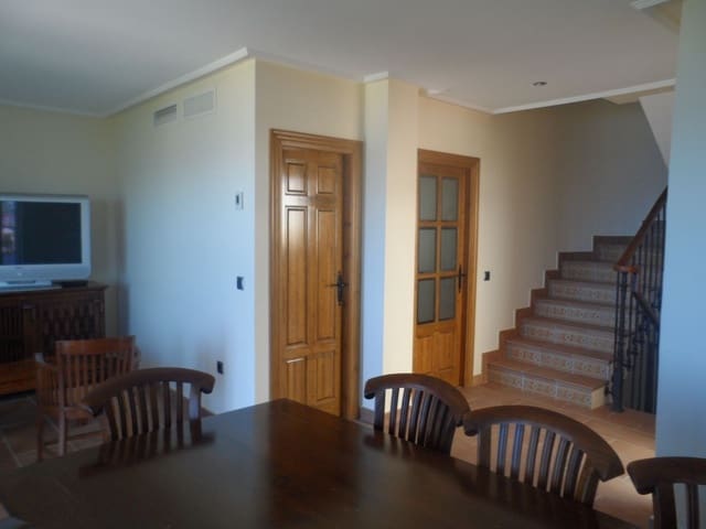 5 bedroom Villa for sale in Cuevas del Almanzora with garage - € 650,000 (Ref: 9714257)