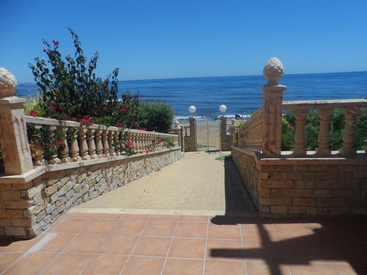 5 bedroom Villa for sale in Cuevas del Almanzora with garage - € 650,000 (Ref: 9714257)