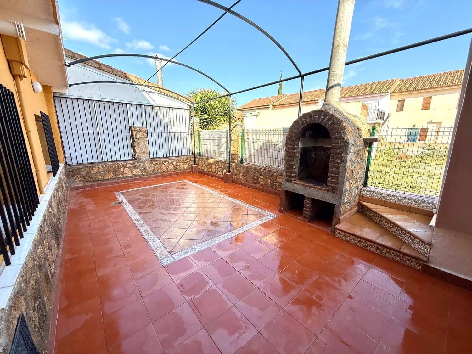 8 bedroom Townhouse for sale in San Juan de los Terreros with garage - € 250,000 (Ref: 9716783)