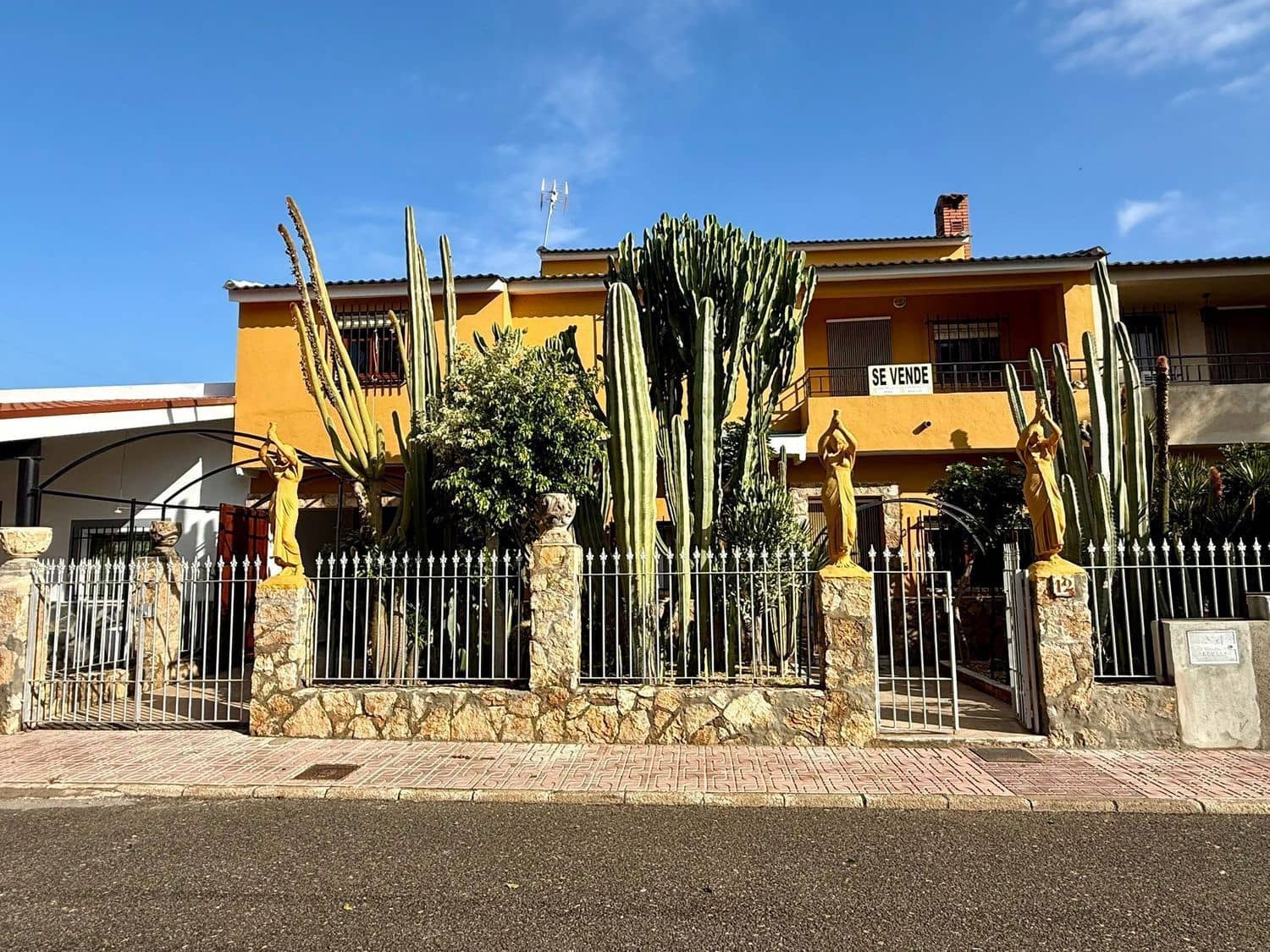 8 bedroom Townhouse for sale in San Juan de los Terreros with garage - € 250,000 (Ref: 9716783)