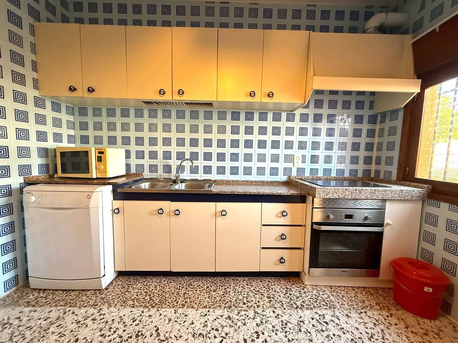 8 bedroom Townhouse for sale in San Juan de los Terreros with garage - € 250,000 (Ref: 9716783)