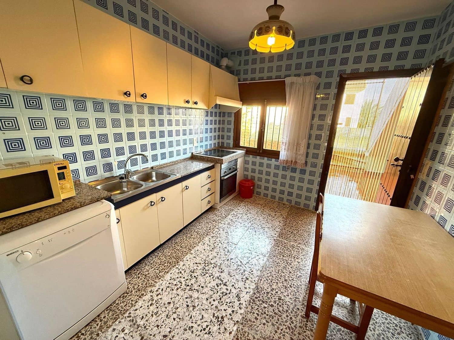 8 bedroom Townhouse for sale in San Juan de los Terreros with garage - € 250,000 (Ref: 9716783)