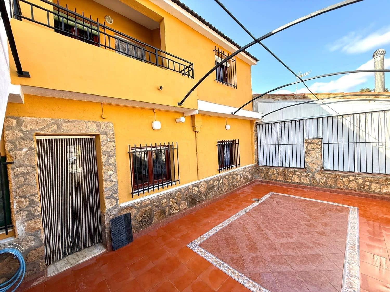 8 bedroom Townhouse for sale in San Juan de los Terreros with garage - € 250,000 (Ref: 9716783)