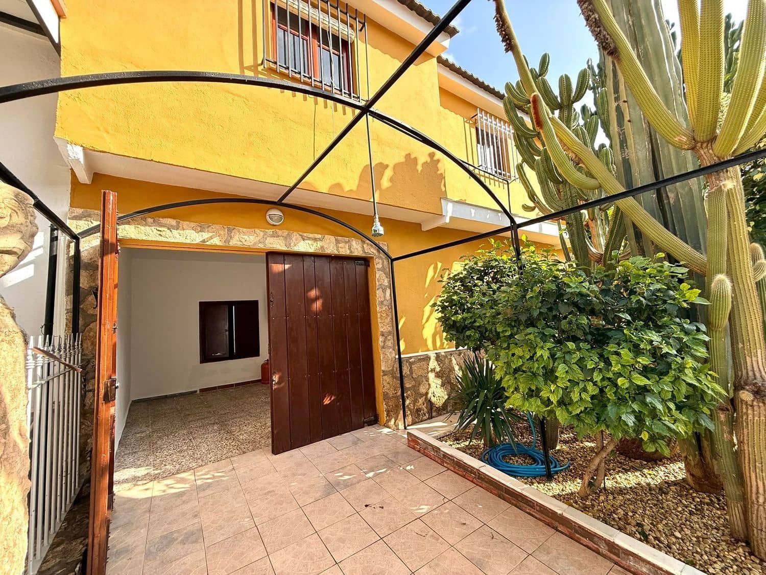 8 bedroom Townhouse for sale in San Juan de los Terreros with garage - € 250,000 (Ref: 9716783)