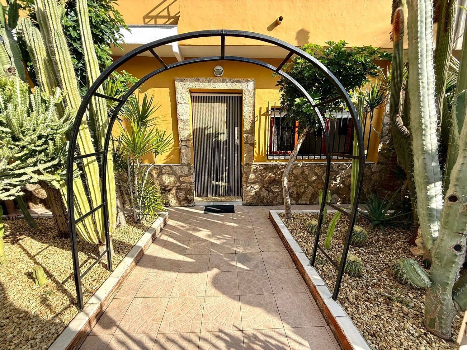 8 bedroom Townhouse for sale in San Juan de los Terreros with garage - € 250,000 (Ref: 9716783)