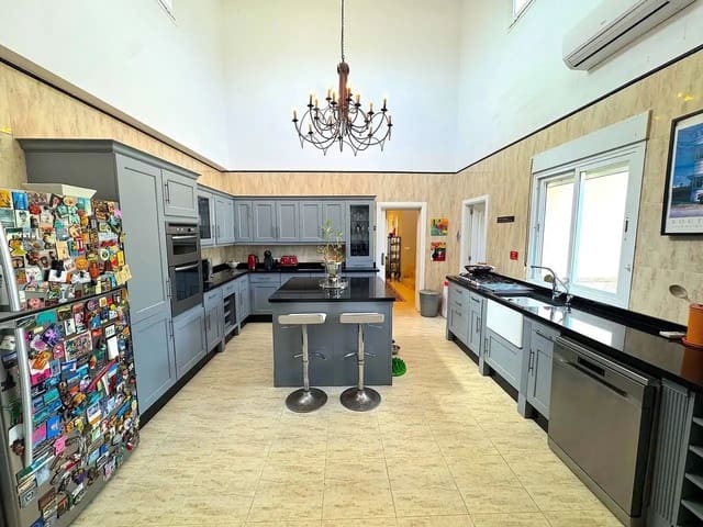 5 sypialnia Willa na sprzedaż w Vera Ciudad, Vera z basenem garażem - 685 000 € (Ref: 9793680)