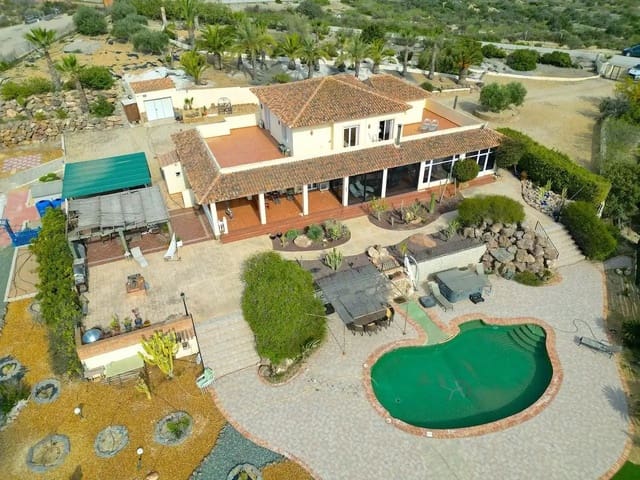 5 sypialnia Willa na sprzedaż w Vera Ciudad, Vera z basenem garażem - 685 000 € (Ref: 9793680)