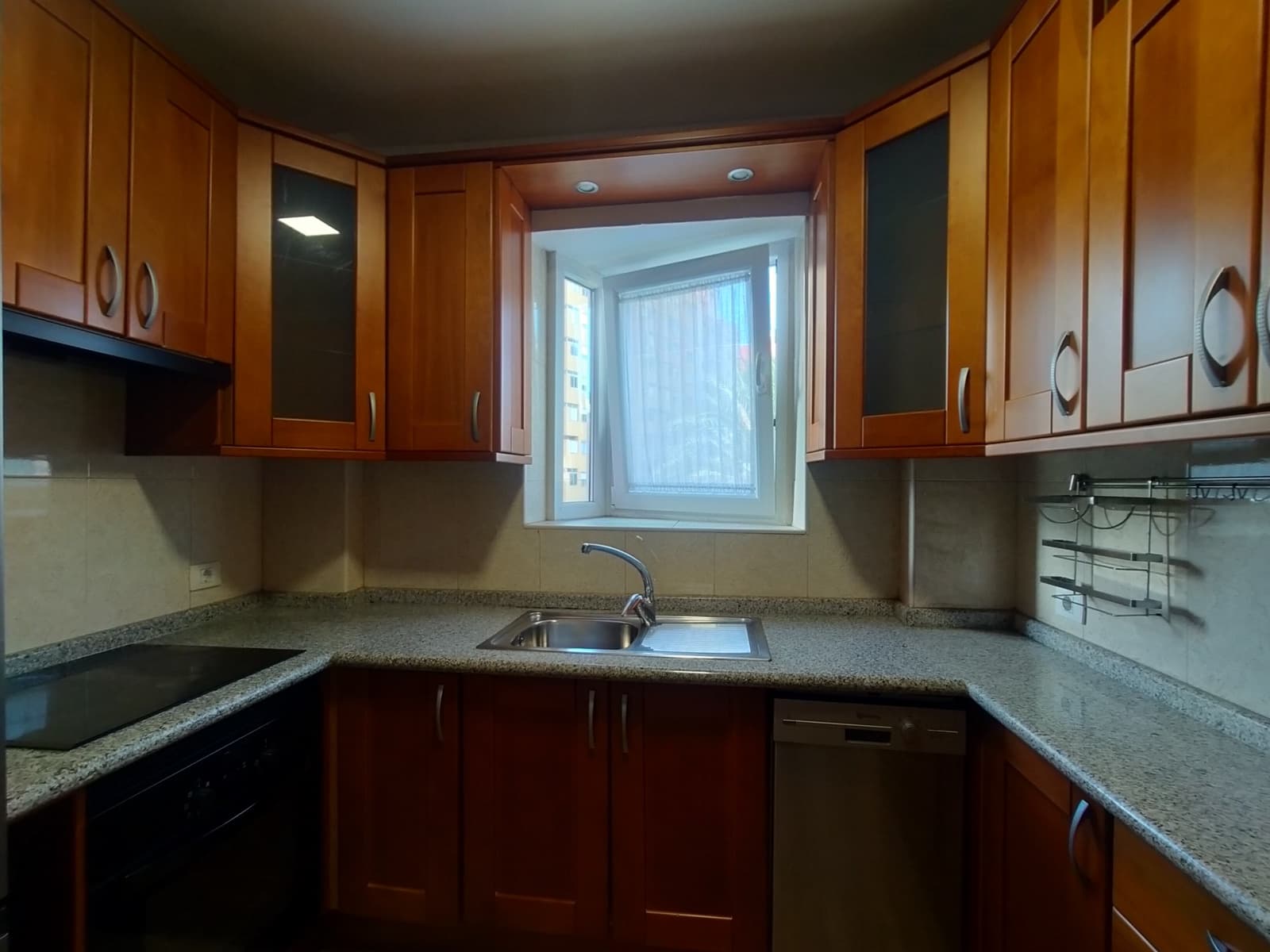 2 slaapkamer Flat te huur in Santa Cruz de Tenerife met garage - € 800 (Ref: 9417428)