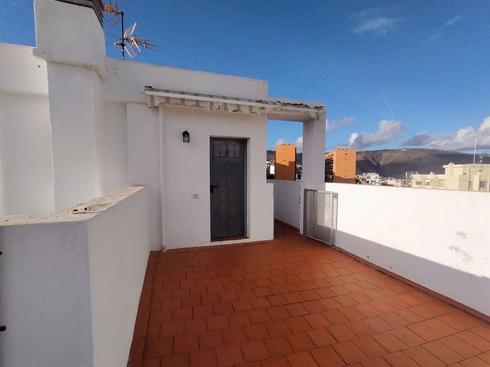 2 slaapkamer Flat te huur in Santa Cruz de Tenerife met garage - € 800 (Ref: 9417428)