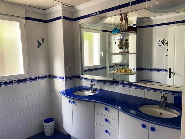 6 bedroom Villa for sale in Monte Solana with pool - € 650,000 (Ref: 9828065)