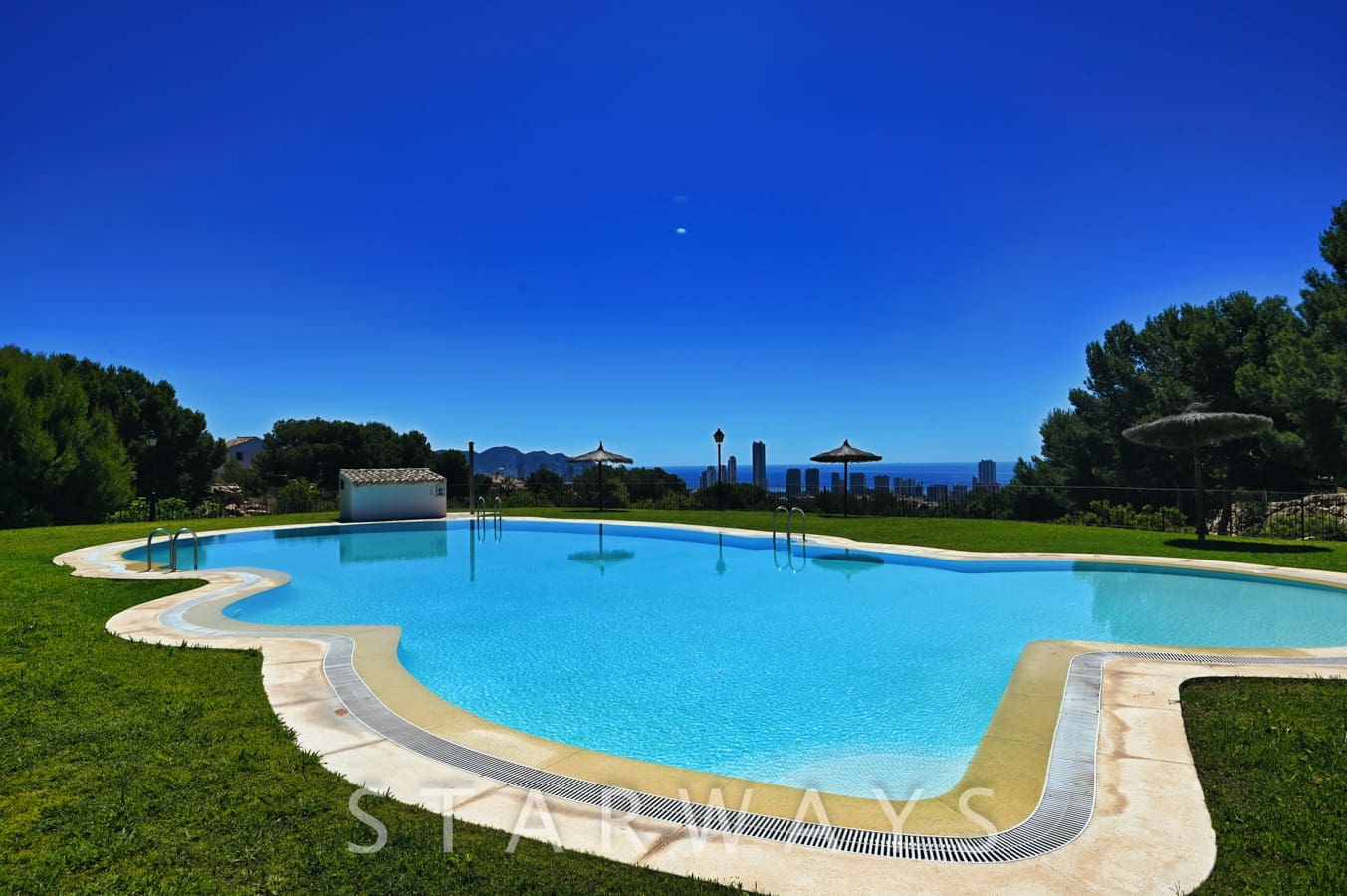 Chalet de 2 habitaciones en Finestrat en venta con piscina - 295.000 € (Ref: 10040317)