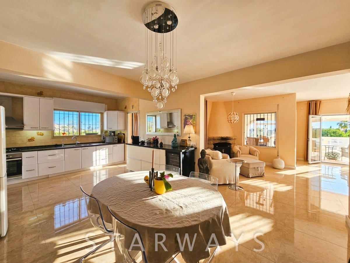 7 bedroom Villa for sale in Altea with pool garage - € 1,590,000 (Ref: 10135613)