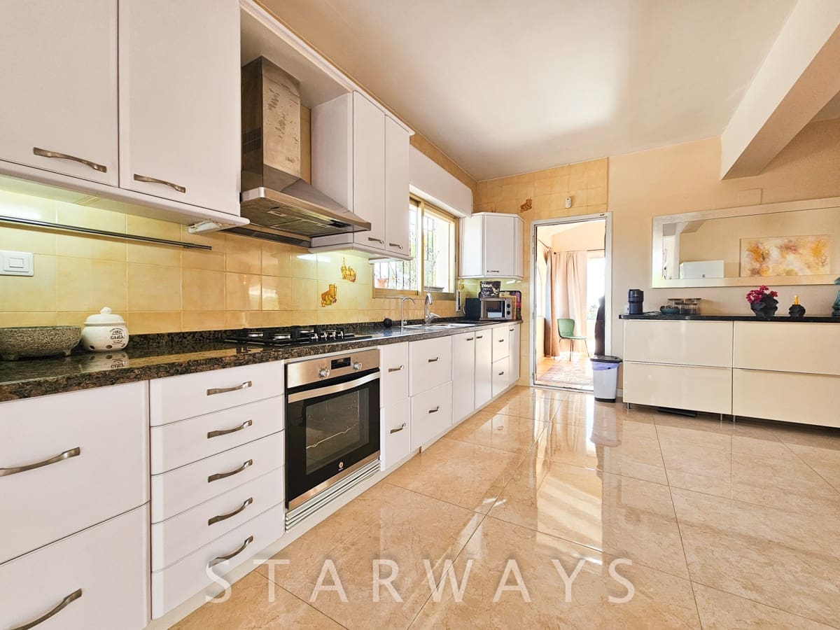 7 bedroom Villa for sale in Altea with pool garage - € 1,590,000 (Ref: 10135613)