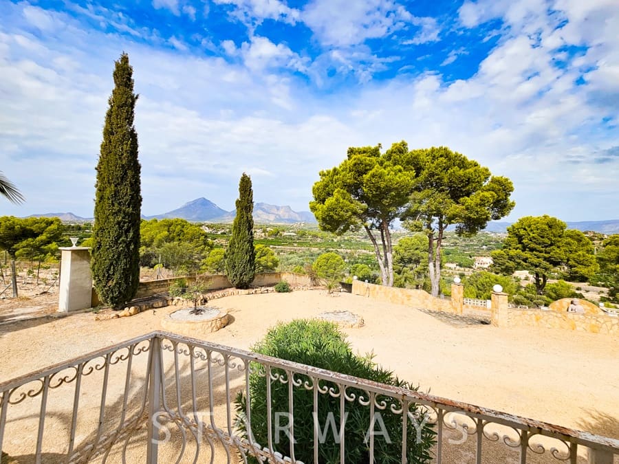 7 bedroom Villa for sale in Altea with pool garage - € 1,590,000 (Ref: 10135613)