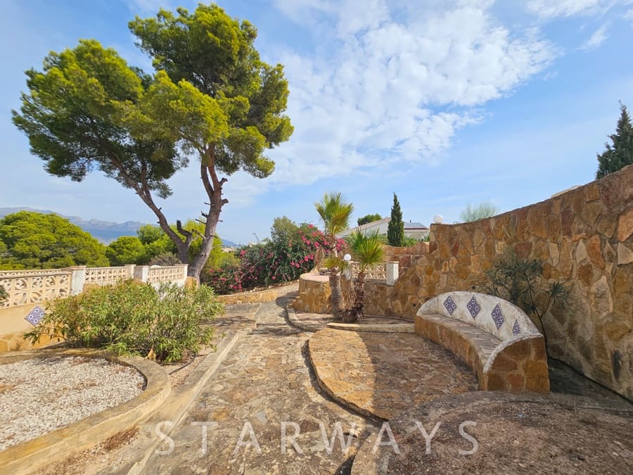 7 bedroom Villa for sale in Altea with pool garage - € 1,590,000 (Ref: 10135613)