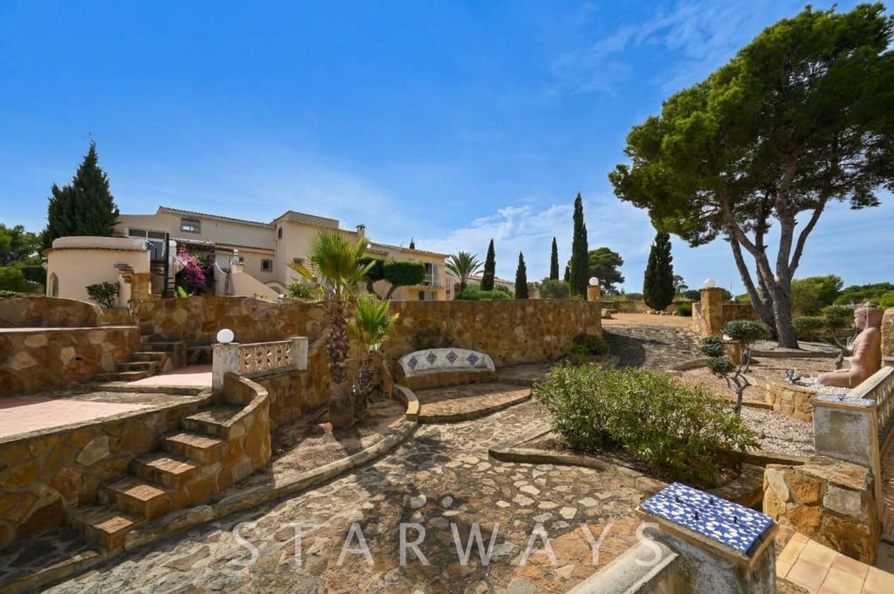 7 bedroom Villa for sale in Altea with pool garage - € 1,590,000 (Ref: 10135613)