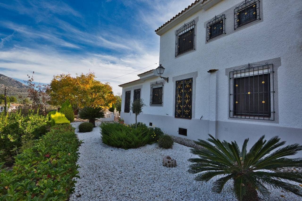 3 bedroom Villa for sale in Guadalest with garage - € 530,000 (Ref: 4380587)