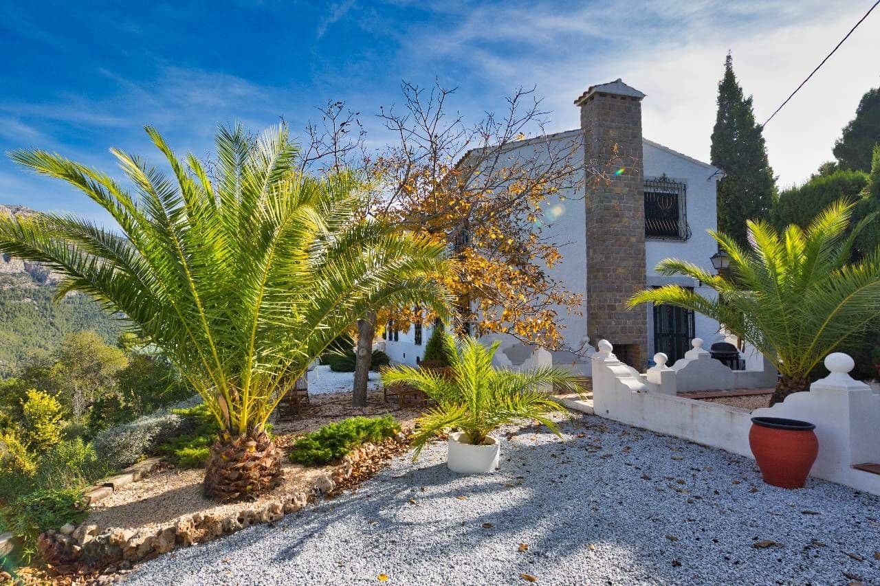 3 bedroom Villa for sale in Guadalest with garage - € 530,000 (Ref: 4380587)