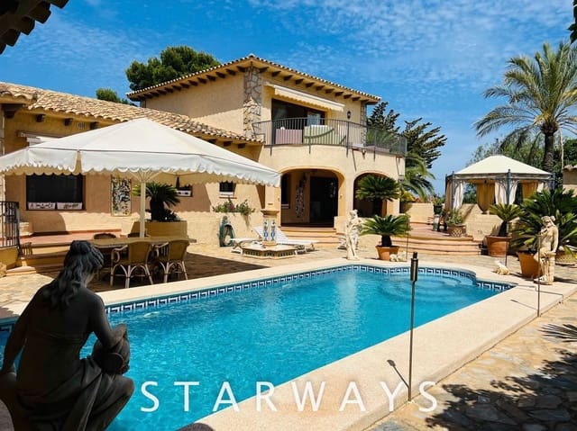 Chalet de 3 habitaciones en Alfaz del Pi / L'Alfàs del Pi en venta con piscina garaje - 795.000 € (Ref: 6931667)