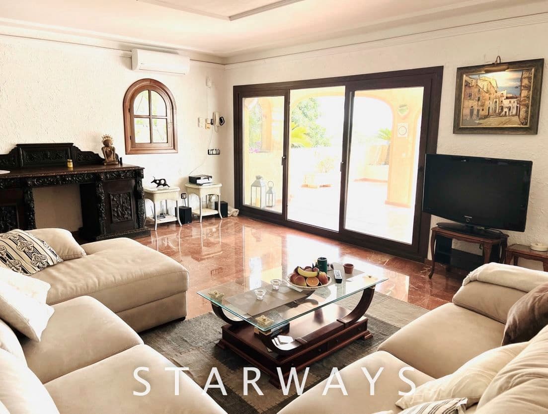 Chalet de 3 habitaciones en Alfaz del Pi / L'Alfàs del Pi en venta con piscina garaje - 795.000 € (Ref: 6931667)