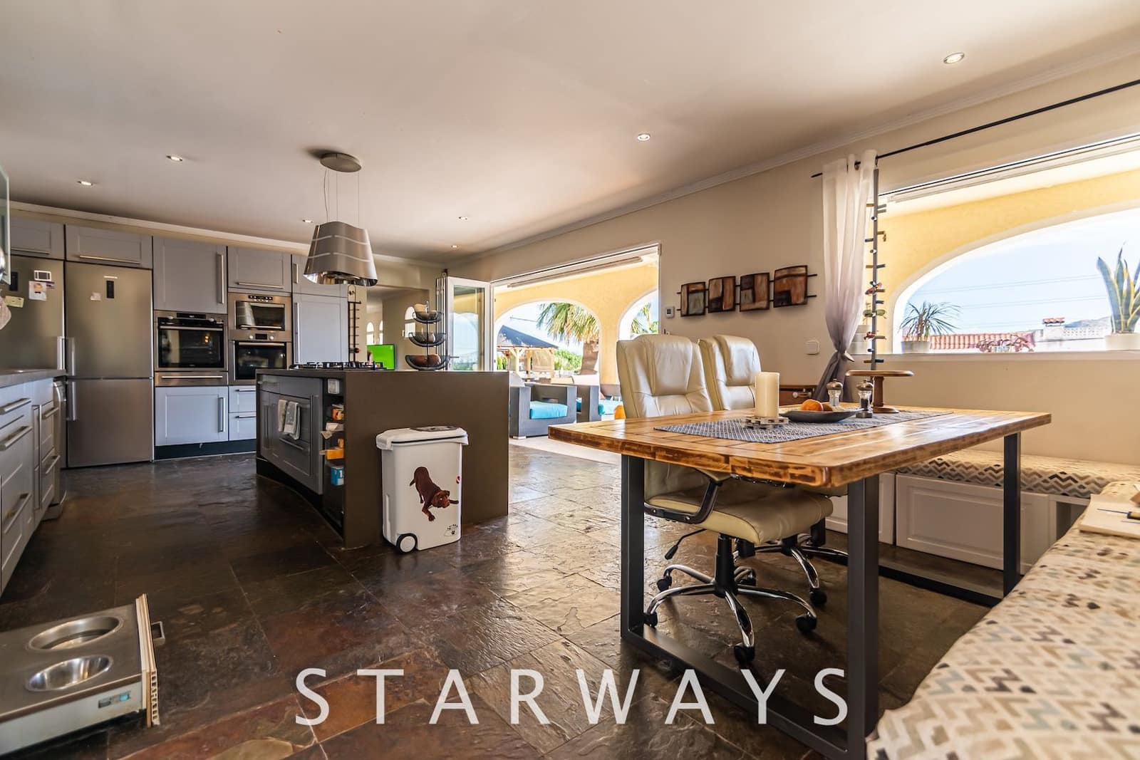 5 bedroom Villa for sale in Alfaz del Pi / L'Alfas del Pi with pool - € 745,000 (Ref: 7665377)