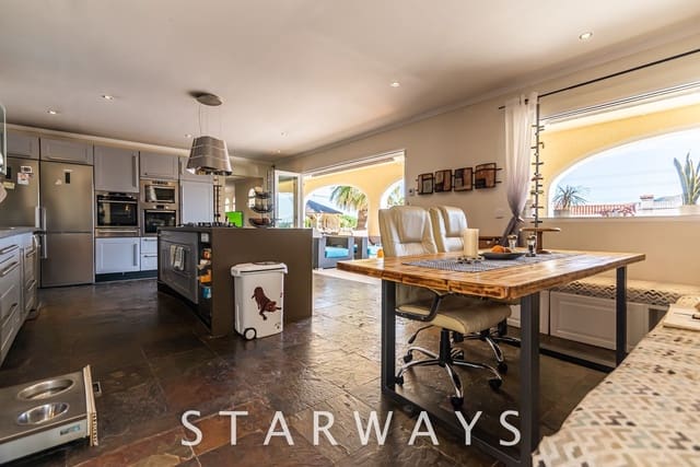 5 makuuhuone Huvila myytävänä paikassa Alfaz del Pi / L'Alfàs del Pi mukana uima-altaan - 745 000 € (Ref: 7665377)