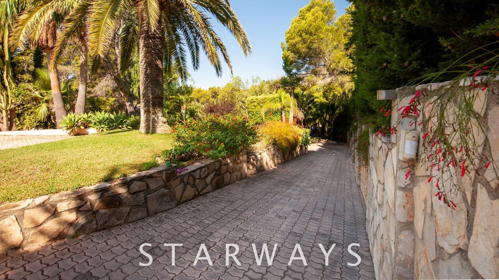 4 bedroom Villa for sale in Altea with pool garage - € 1,850,000 (Ref: 7665379)