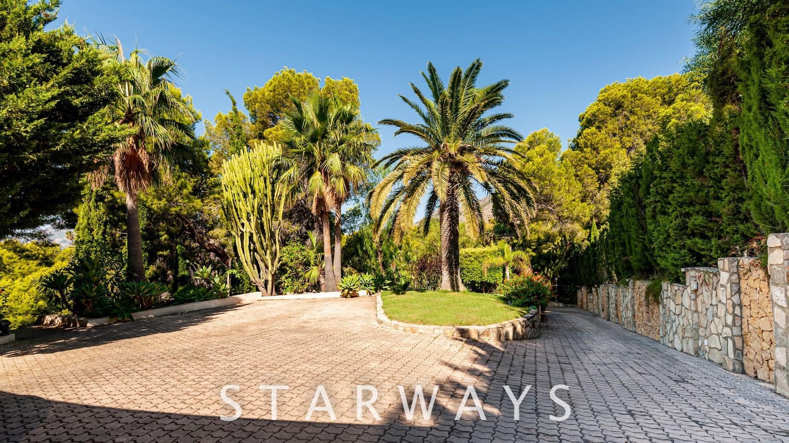 4 bedroom Villa for sale in Altea with pool garage - € 1,850,000 (Ref: 7665379)