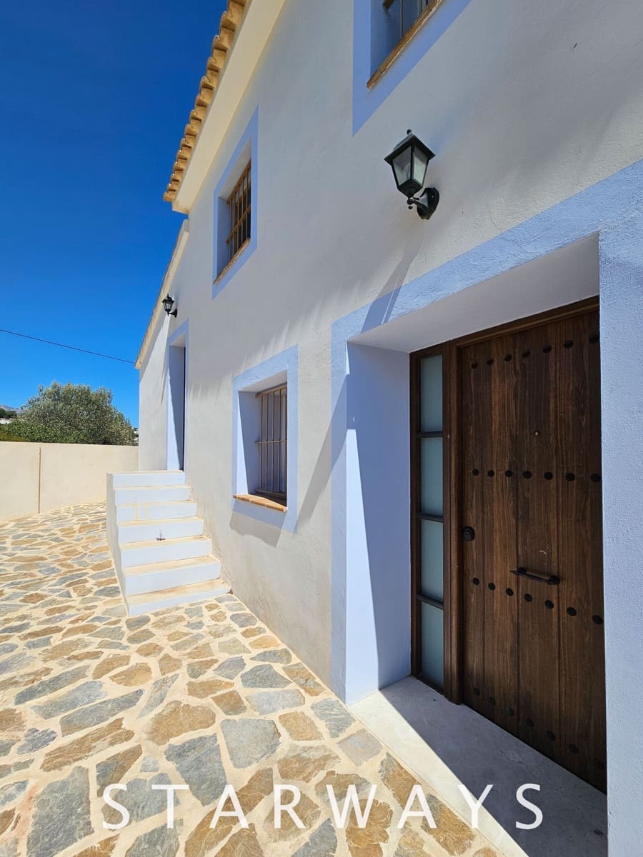 4 bedroom Villa for sale in La Nucia with garage - € 380,000 (Ref: 8255552)