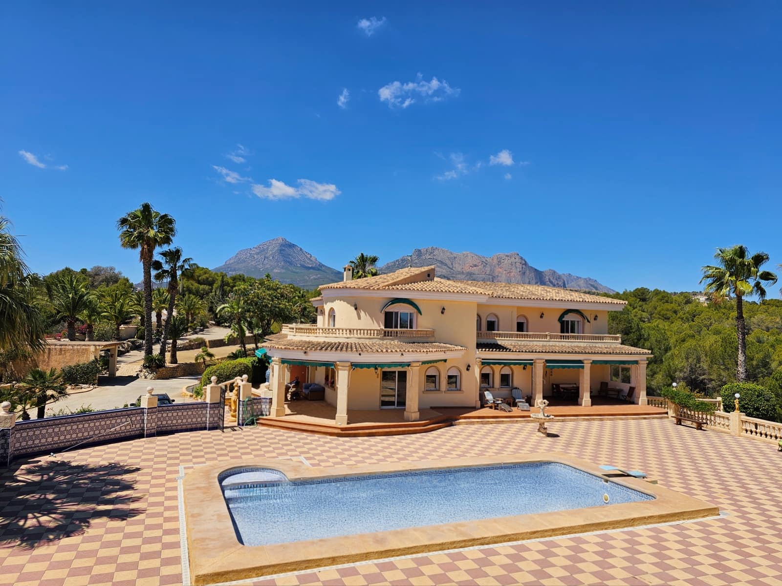 8 Zimmer Villa zu verkaufen in Alfaz del Pi / L'Alfas del Pi mit Pool Garage - 1.750.000 € (Ref: 8288970)