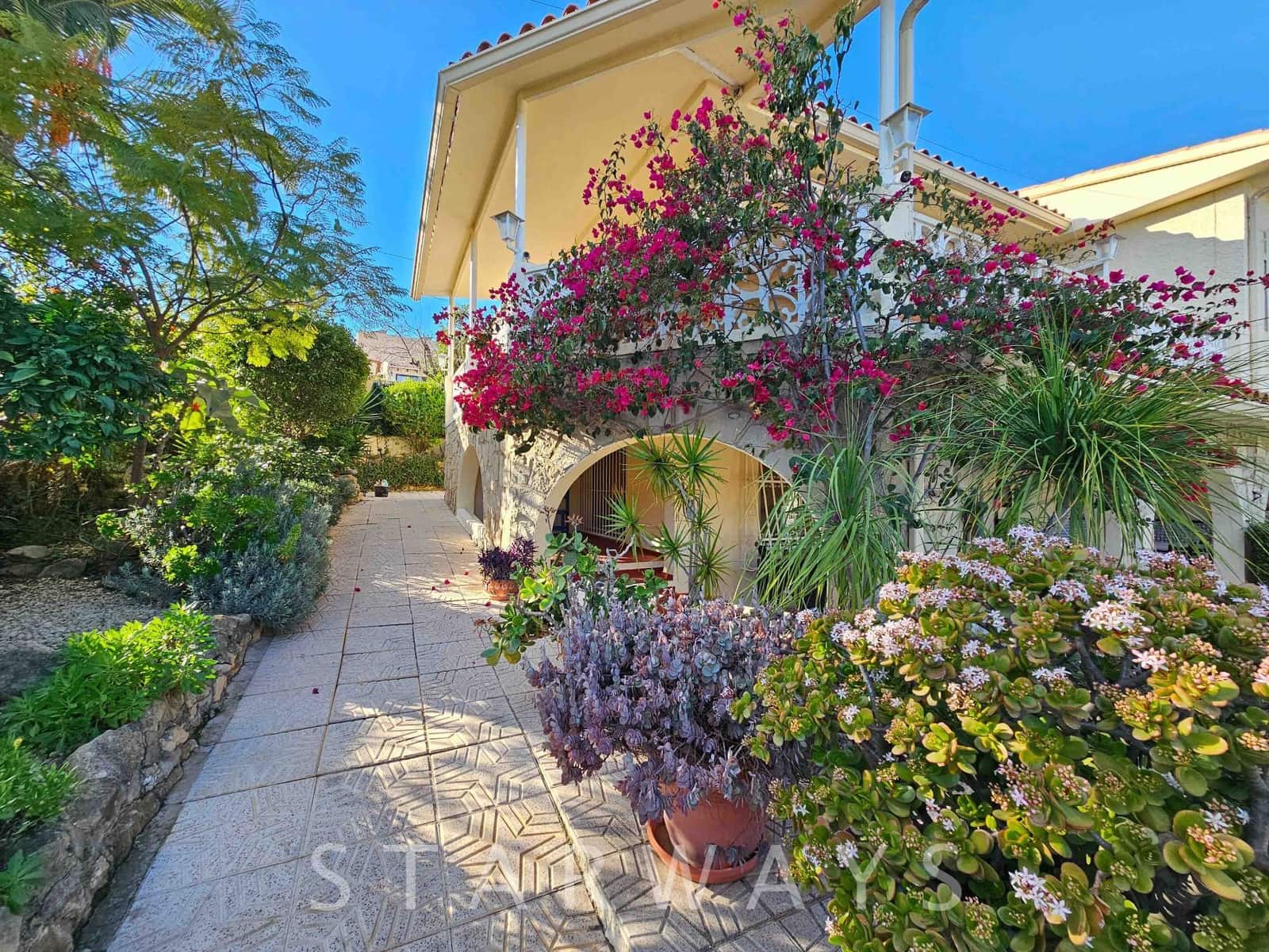 8 bedroom Villa for sale in La Nucia with pool garage - € 595,000 (Ref: 9130267)