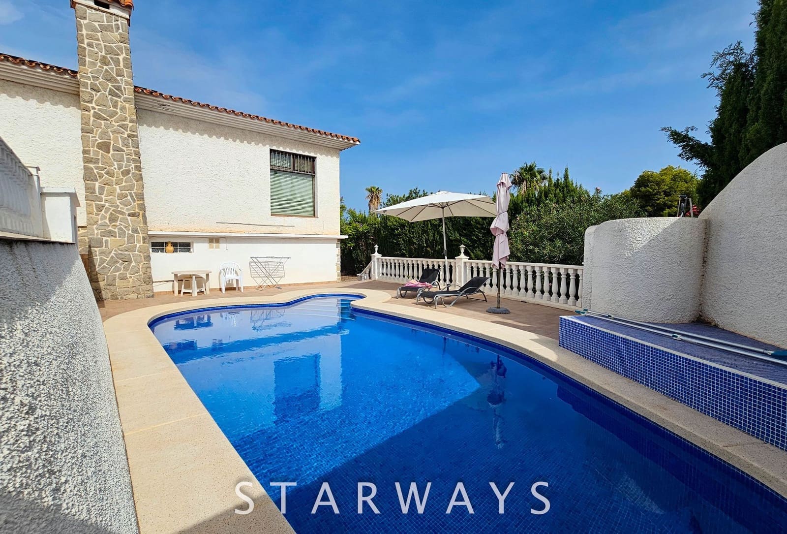 5 bedroom Villa for sale in Altea with pool garage - € 560,000 (Ref: 9310478)