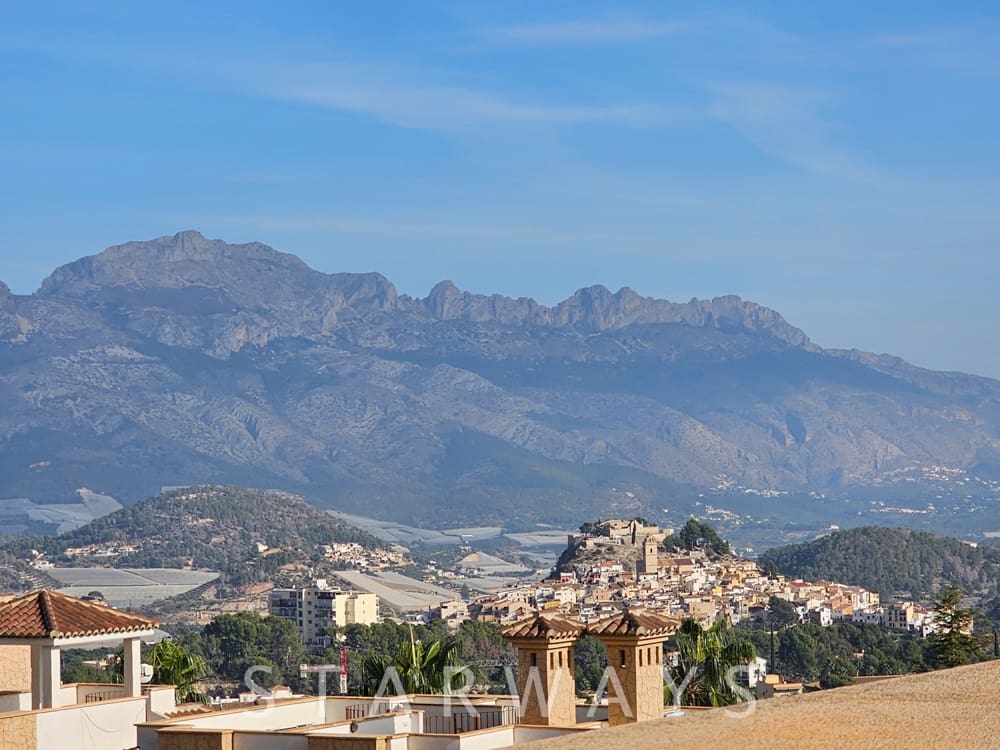 Chalet de 2 habitaciones en Polop en venta con piscina garaje - 325.000 € (Ref: 9451639)