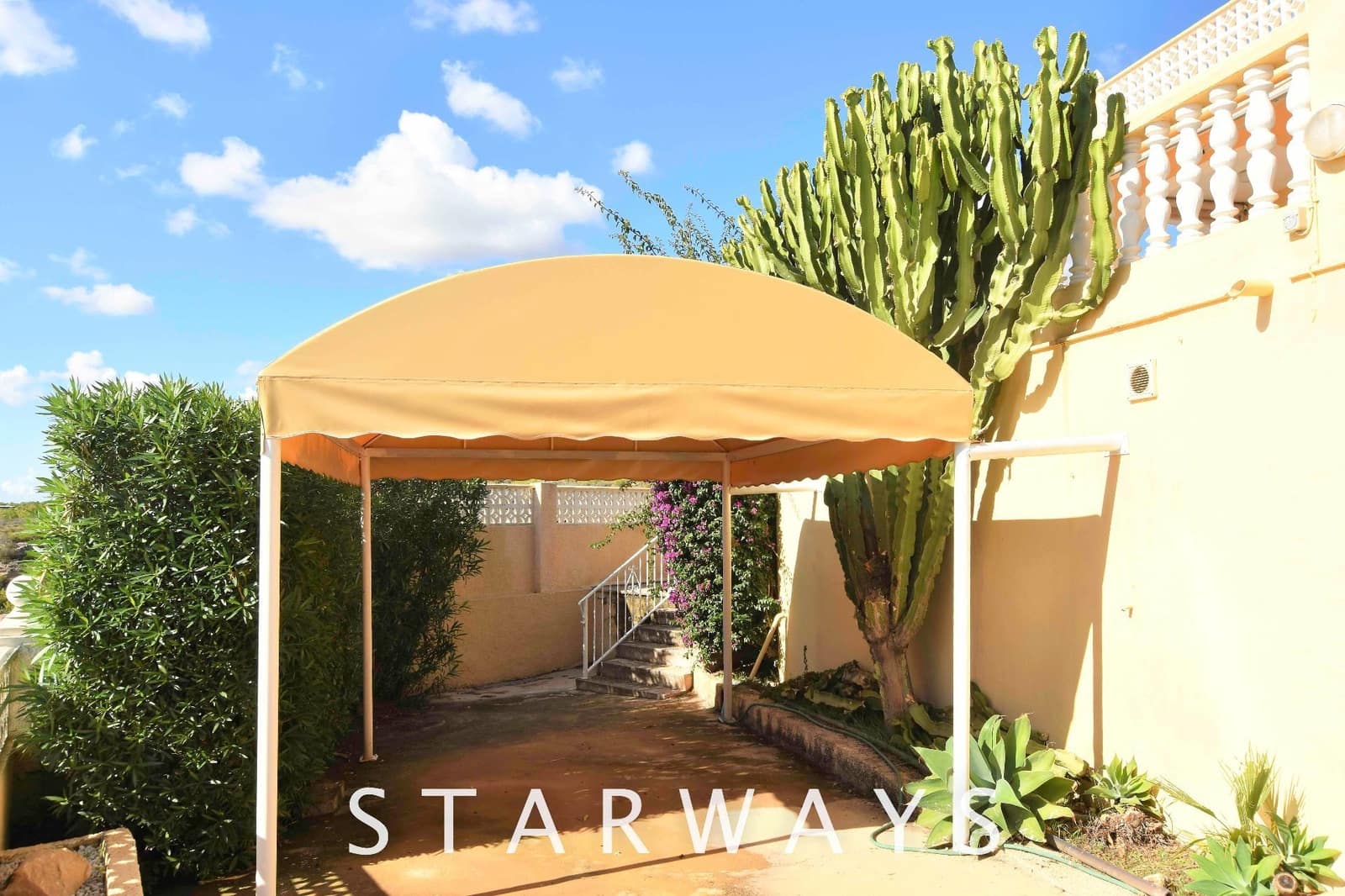 Chalet de 3 habitaciones en La Nucia en venta con piscina garaje - 449.000 € (Ref: 9560912)