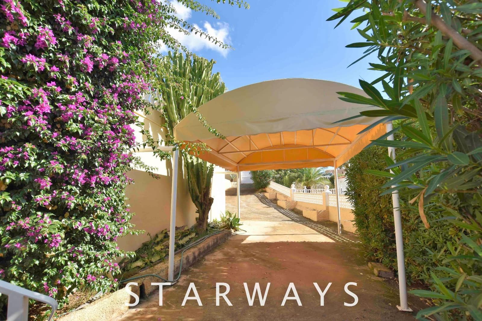 Chalet de 3 habitaciones en La Nucia en venta con piscina garaje - 449.000 € (Ref: 9560912)