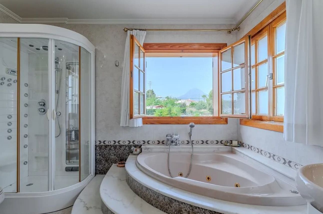 5 sypialnia Willa na sprzedaż w Altea z basenem garażem - 1 990 000 € (Ref: 9919333)