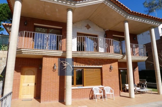 Chalet de 4 habitaciones en Platja d'Aro, Castell-Platja d'Aro en venta con piscina garaje - 1.120.000 € (Ref: 5327264)