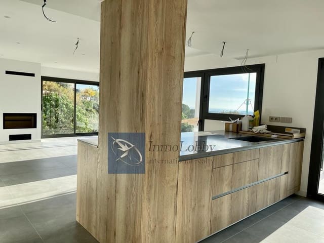 4 bedroom Villa for sale in Urbanitzacions del Nord, Lloret de Mar with pool garage - € 869,500 (Ref: 7923664)