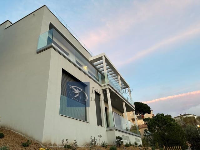 4 bedroom Villa for sale in Urbanitzacions del Nord, Lloret de Mar with pool garage - € 869,500 (Ref: 7923664)