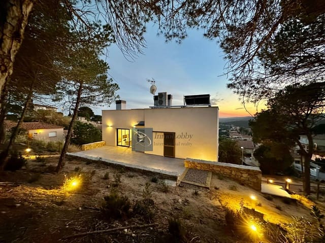 4 bedroom Villa for sale in Urbanitzacions del Nord, Lloret de Mar with pool garage - € 869,500 (Ref: 7923664)